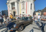 Wadowice. Parada zabytkowych samochodów pod papieską bazyliką [ZDJĘCIA, WIDEO]