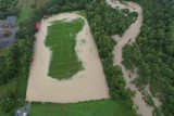 Rosną poziomy wody w rzekach Małopolski. Ogłoszono stany ostrzegawcze i alarmowe. Deszcz ciągle pada