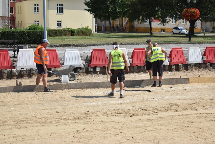 Ponownie ruszyły prace na pl. św. Jadwigi Śląskiej w Krośnie...