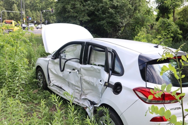 Wypadek przy skrzyżowaniu ulic Sikorskiego i Nastrojowej w Łodzi. Uszkodzony Hyundai wylądował po drugiej stronie jezdni.