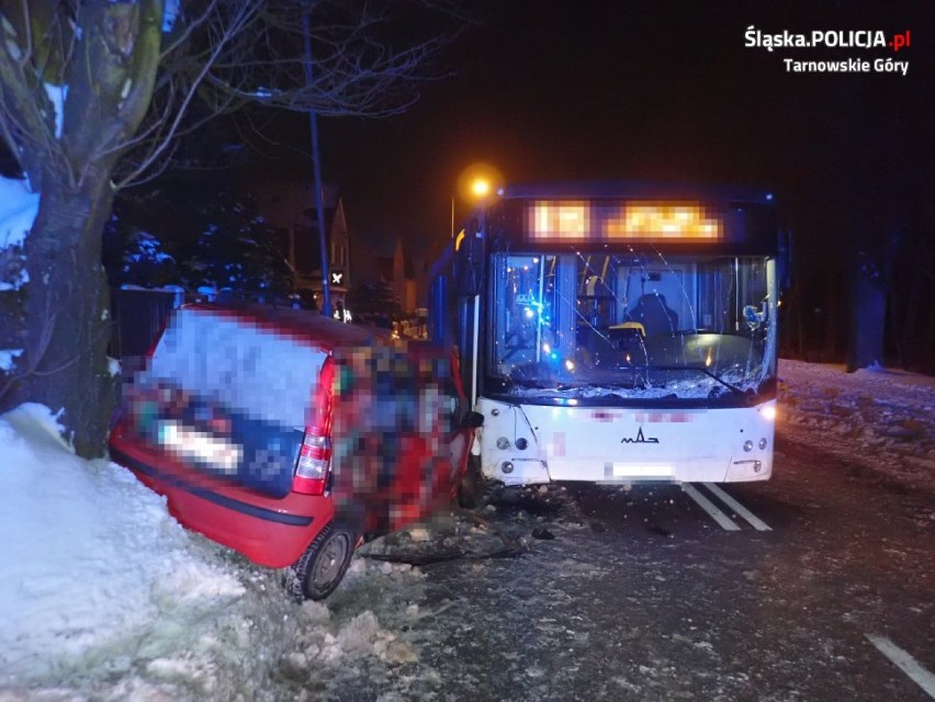 Czołowe zderzenie autobusu z samochodem w Tarnowskich Górach. Są ranni