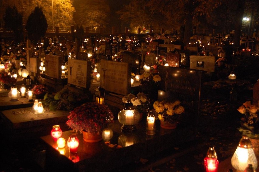 Na cmentarzu - wigilia Wszystkich Świętych w Kartuzach