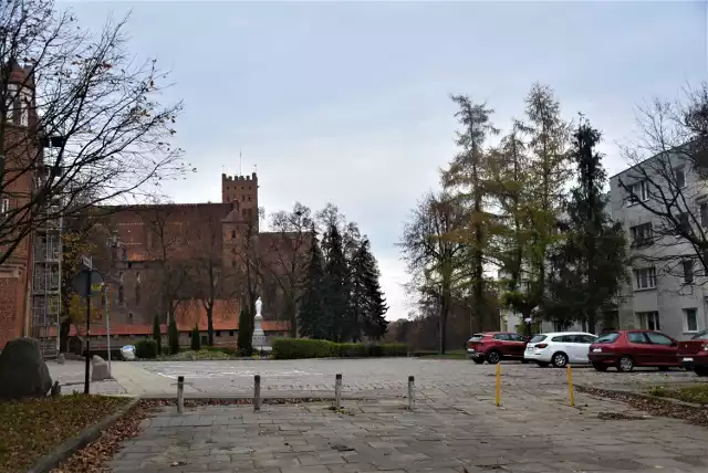 Na parkingach, gdzie w tym roku stanęły parkomaty, jest wiele pustych miejsc, a kierowcy stawiają auta za darmo tuż obok