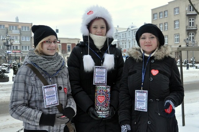 Na kartuskim Rynku kwestują Monika Bartosik z Kiełpina, Ewelina Kolka z Żukowa i Dorota Bukowska ze Skrzeszewa