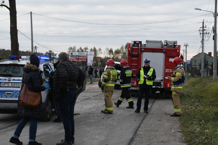 Samochód uderzył w przystanek autobusowy w Kielcach. Mężczyzna zmarł w szpitalu