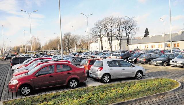 Na parkingach przy widzewskim dworcu kolejowym codziennie stoi kilkaset aut.