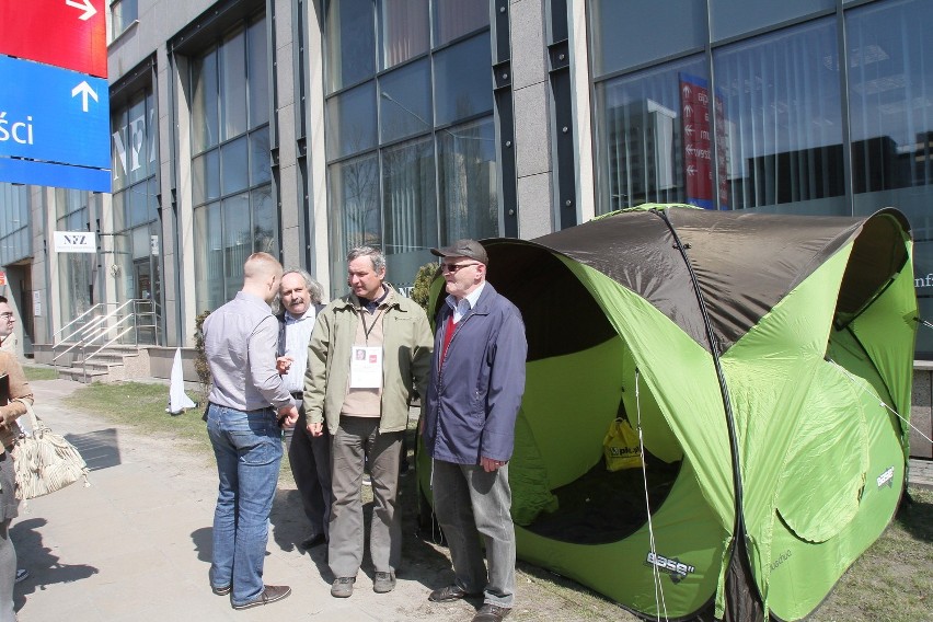 Emeryt protestuje przed NFZ w Łodzi. Postawił transparenty i zamieszkał w namiocie