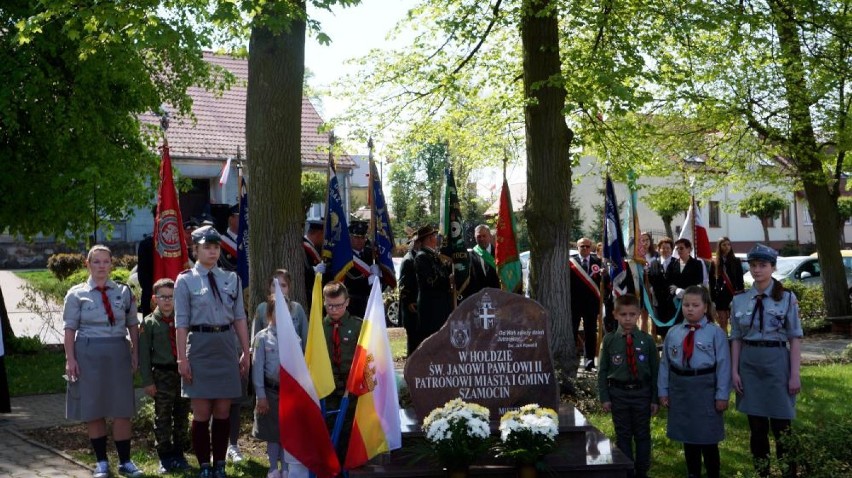 Majówka w Szamocinie: Dzień Patrona Jana Pawła II i uroczystość pod Pomnikiem Wolności