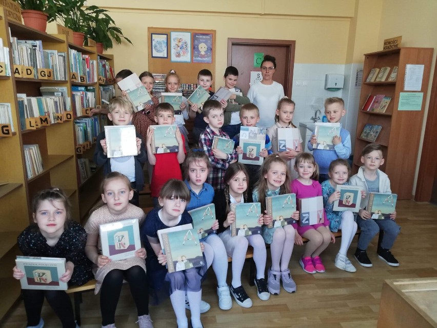 Uczniowie klas pierwszych złożyli przyrzeczenie i oficjalnie stali się czytelnikami szkolnej biblioteki SP nr 6 w Kościerzynie ZDJĘCIA