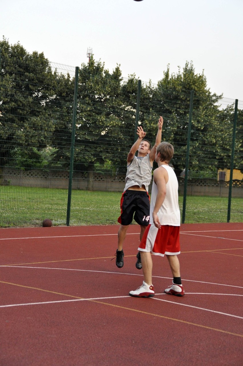 Kolejny nocny streetball pokazał że w Międzychodzie mamy wielu zapalonych koszykarzy