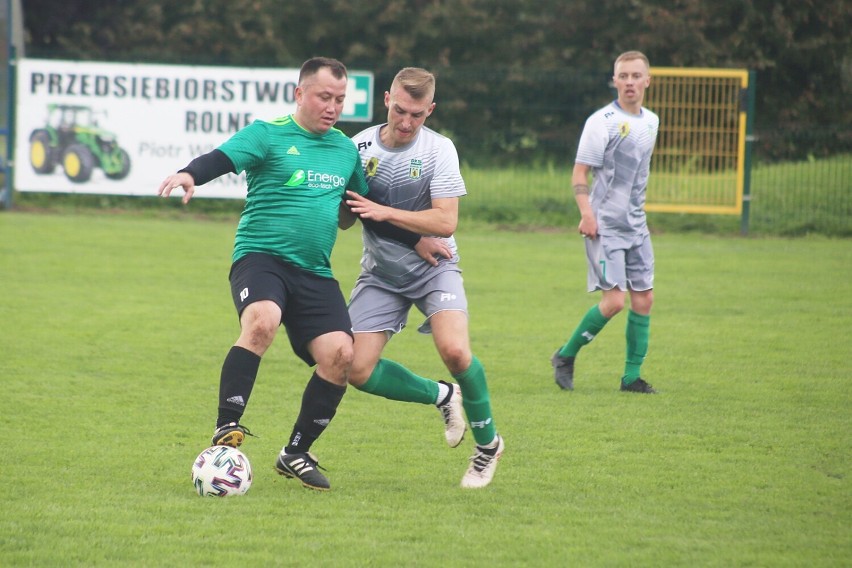 Wiślacy (zielone stroje) przegrali z Powiślem Dzierzgoń 0:3...