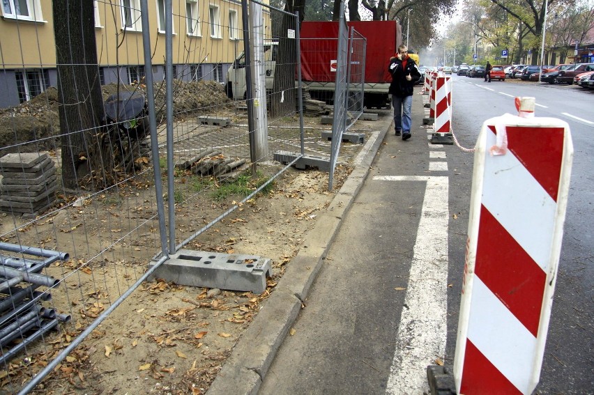 Ul. Obrońców Pokoju: Będą utrudnienia w ruchu. Rozpoczął sie remont nawierzchni