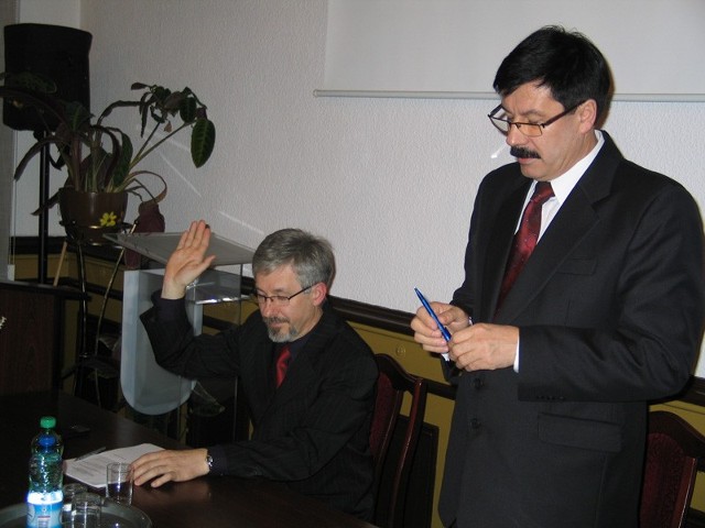 Przewodniczący Stanisław Adamski (stoi) i jego nowy zastępca Andrzej Obiegło