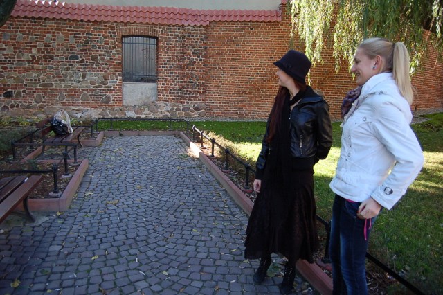 Justyna i Joanna chciały w poniedziałek skorzystać z wygodnego przejścia przez mury obronne na Rynek. Musiały wybrać inną trasę, bo na drodze stanęły im kraty