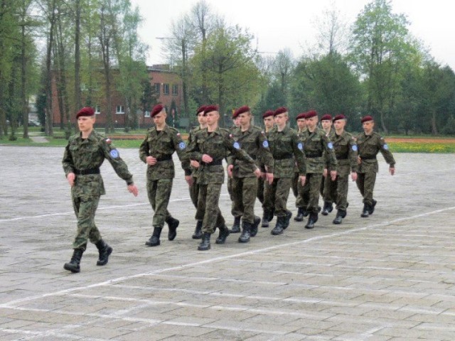 Klasa wojskowa z Tomaszowa na przeglądzie musztry