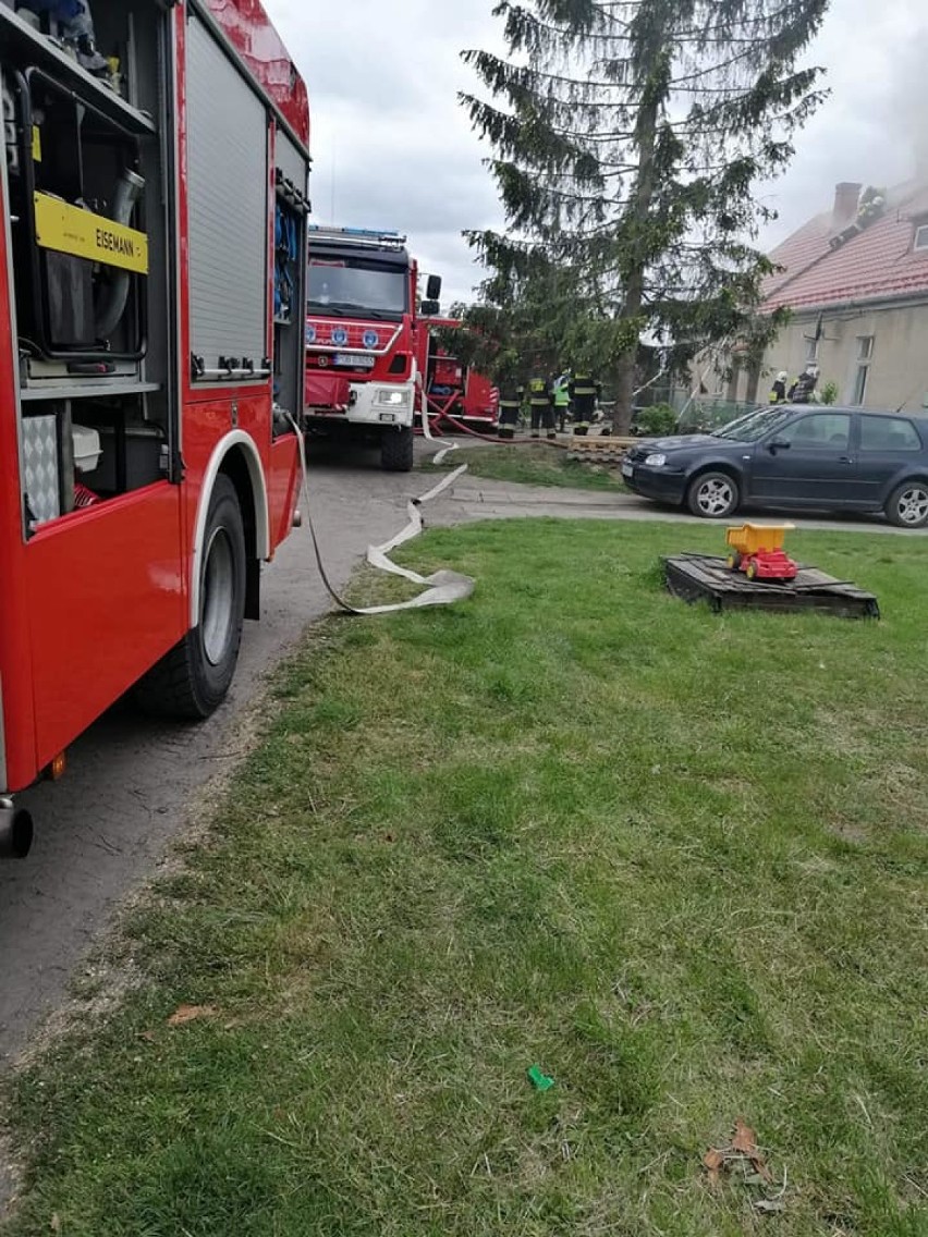 Wypadek i pożar budynku mieszkalnego w Rogoźnie [ZDJĘCIA]