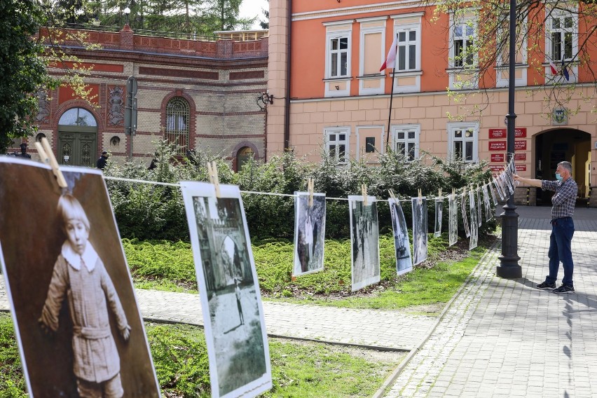Plenerowa wystawa fotografii w Rynku w Przemyślu.