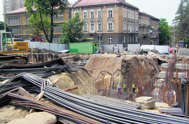 1 września auta nie wrócą na ten fragment ul. Mickiewicza. Budowa przejścia podziemnego przeciąga się