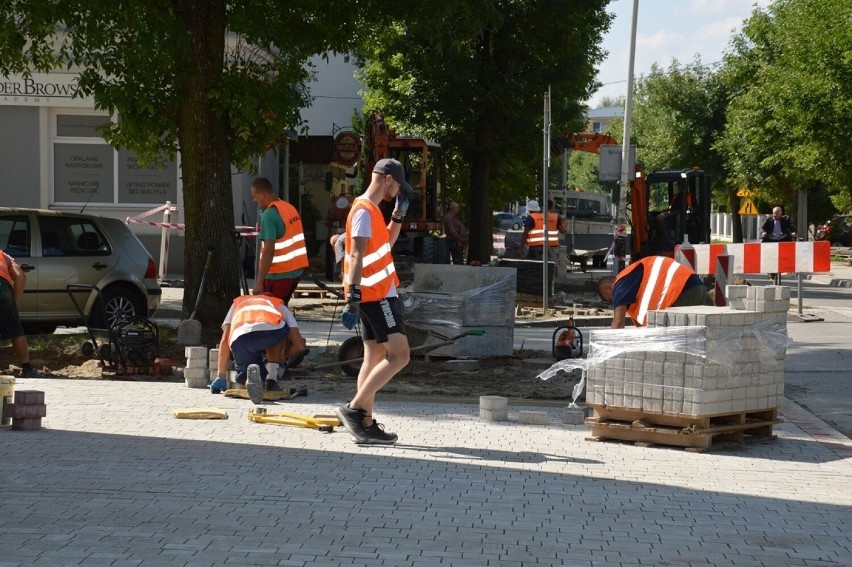 Trwa przebudowa kilku przejść dla pieszych w Stalowej Woli. Mieszkańcy narzekają