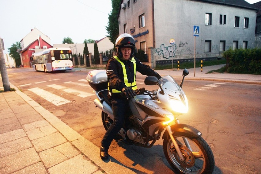 Prezydent Legnicy Tadeusz Krzakowski do pracy jeździ motocyklem, co o tym sądzicie ? [ZDJĘCIA]