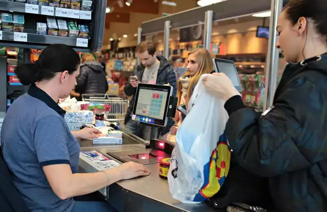 Zarobki w Lidlu czy zarobki w Biedronce? Kto swoim pracownikom płaci więcej w 2020 roku? Praca w popularnych marketach coraz bardziej się opłaca. Porównaliśmy stawki i zasady zatrudnienia w Lidlu i Biedronce? Jaką płacę oferują popularne sieci handlowe i w jakim wymiarze godzin? 

Polecamy: Kary za fałszowanie żywności w Toruniu. Wpadły znane lokale!

W związku z ograniczeniem handlu w niedziele, sobotnia praca w sieciach handlowych nabrała tempa. Dyskonty coraz częściej poszukują weekendowych pracowników. Ile można na tym zarobić? Sieci handlowe próbują zachęcić nowych pracowników i zatrzymać obecnych różnymi sposobami. Zarobki zależą od zajmowanego stanowiska, stażu pracy, a nawet lokalizacji sklepu. Pracownicy Biedronki, Lidla i innych sieci coraz częściej mogą liczyć na dodatkowe bonusy takie jak opieka medyczna, karta multisport czy prywatne ubezpieczenie.

SZCZEGÓŁY I NAJNOWSZE STAWKI NA KOLEJNYCH STRONACH >>>>

tekst: Lidia Bordewicz