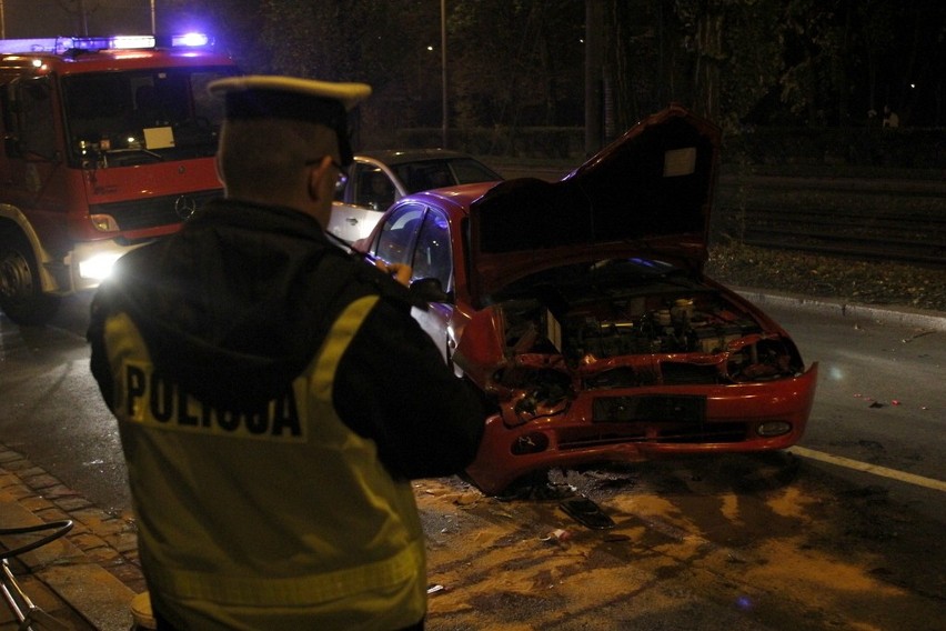 Wypadek na Ślężnej. Zderzyło się pięć aut. Trzy osoby w szpitalu (ZDJĘCIA)