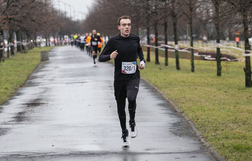 31. Warszawski Triathlon Zimowy 2020. Bieg, jazda na łyżwach i rowerze. Uczestnicy walczyli z warunkami pogodowymi [ZDJĘCIA]