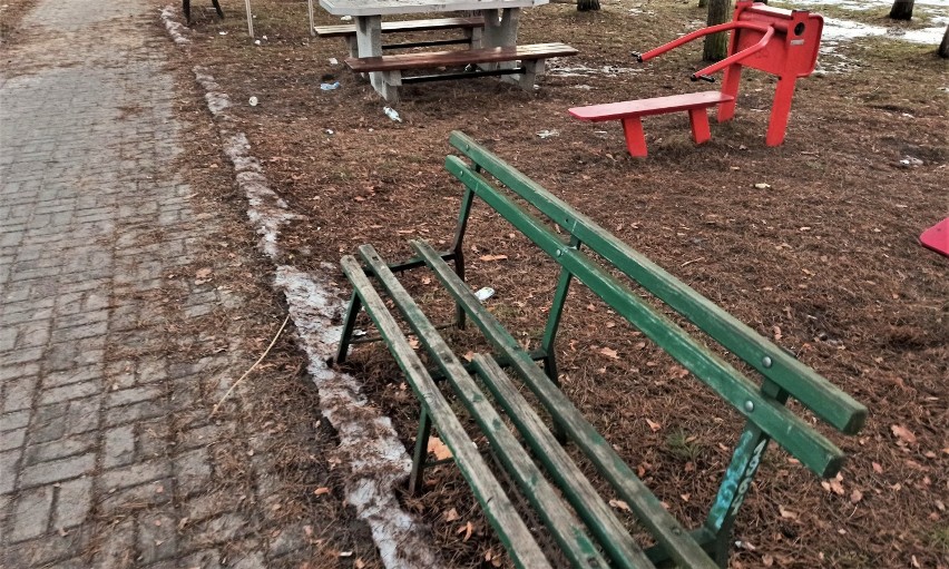 Zniszczone mienie przy placu zabaw przy ulicy Osieckiej