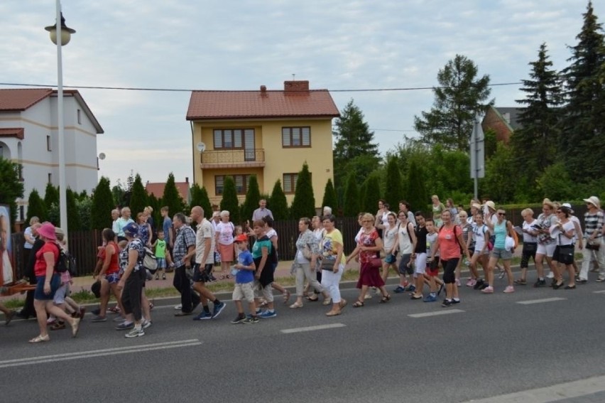 197 pielgrzymkę do Sulisławic rozpoczęła msza święta...
