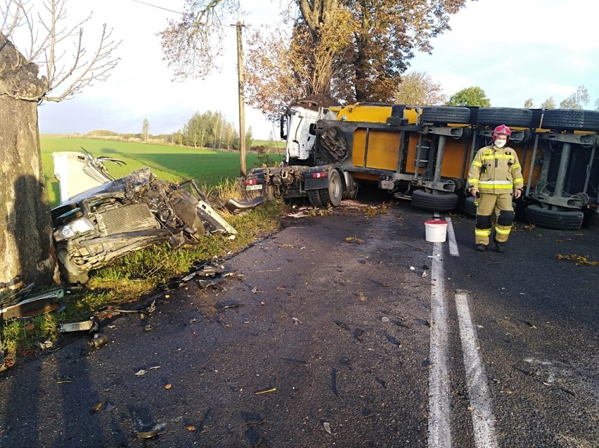 Śmiertleny wypadek w Gołębiewku na DW 222 [06.10.10] Nie żyje kierowca skody po zderzeniu czołowym z cieżarówką |ZDJĘCIA