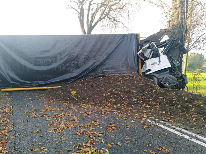 Śmiertelny wypadek w Gołębiewku na DW 222 [06.10.20] Nie żyje 35-letni kierowca skody po zderzeniu czołowym z cieżarówką |ZDJĘCIA