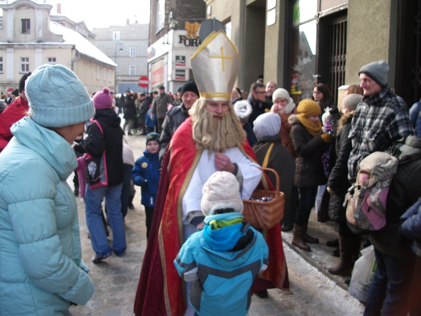 Orszak Trzech Króli przeszedł ulicami centrum Wałbrzycha, szły w nim setki osób