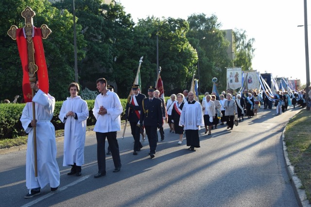 W piątkowy wieczór (tj. 13 maja) gorzowskimi ulicami przeszła procesja Fatimska. Wierni ruszyli spod Białego Kościółka i przeszli ulicami miasta pod Katedrę. Następnie w kościele katedralnym obyło się nabożeństwo.