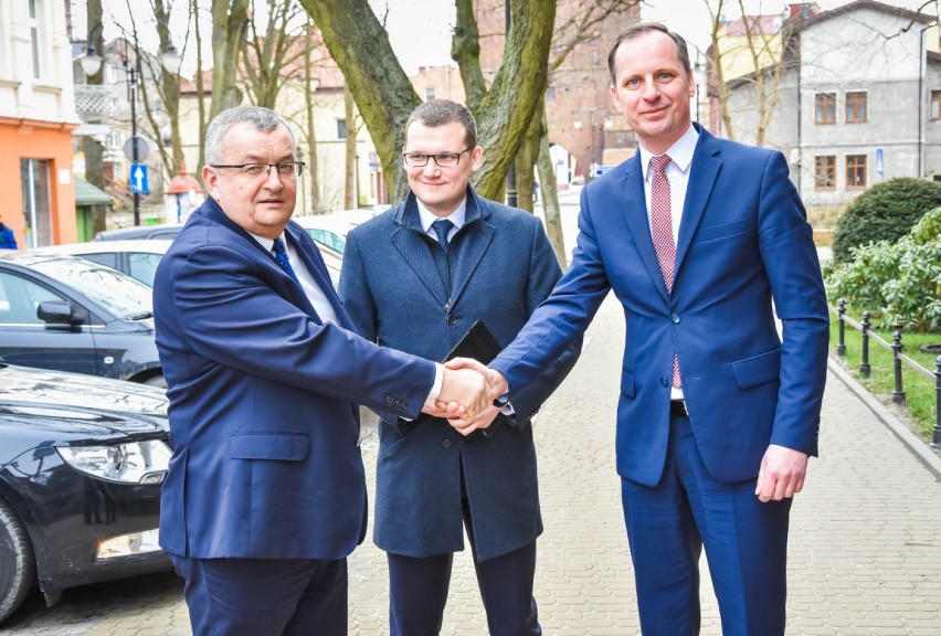Od lewej: Andrzej Adamczyk - minister infrastruktury, Paweł...