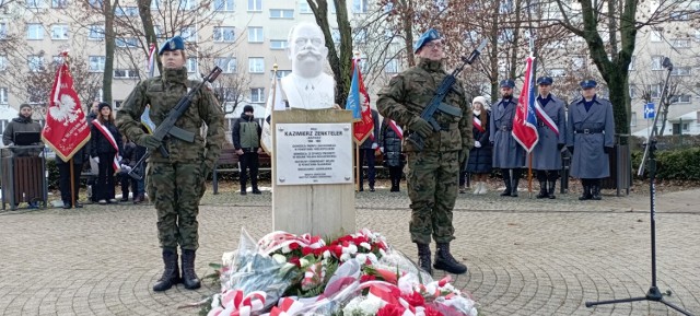 Narodowy Dzień Zwycięskiego Powstania Wielkopolskiego w Jędrzejowie przy pomniku upamiętniającym pułkownika Kazimierza Zenktelera. Więcej na kolejnych zdjęciach.