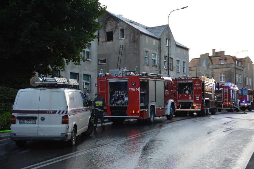 Płonął budynek przy ul. Gdańskiej. Do szpitala trafiły 4 osoby.
