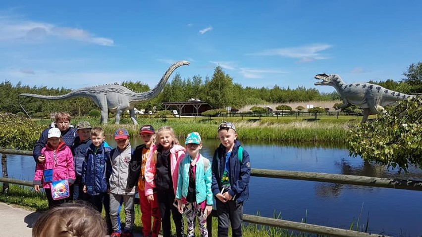 Uczniowie z SSP w Jeżyczkach na wycieczce w Parku Dinozaurów [ZDJĘCIA]