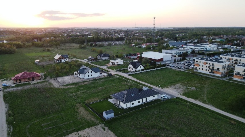 Radomsko z drona. Zobacz Rodzinne Ogrody Działkowe i osiedle Brzeziny [ZDJĘCIA]