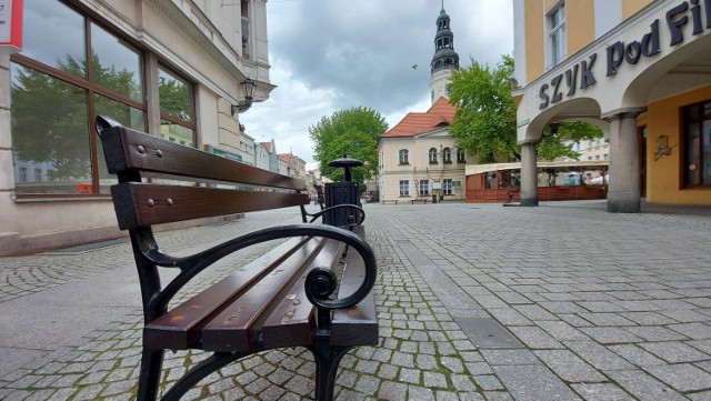 Niektórzy zwracają uwagę, że warto byłoby, by wszystkie ławki na deptaku miały oparcie. To wygodne rozwiązanie.