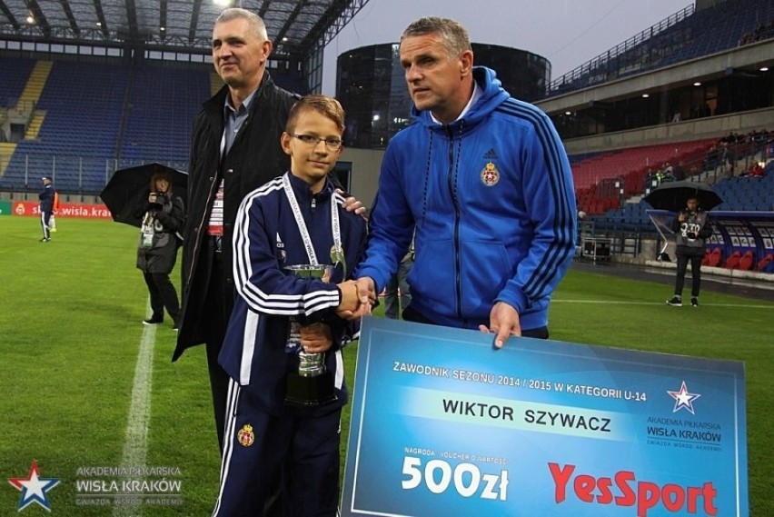 Wiktor Szywacz z nagrodą za sezon 2014/2015; z lewej...