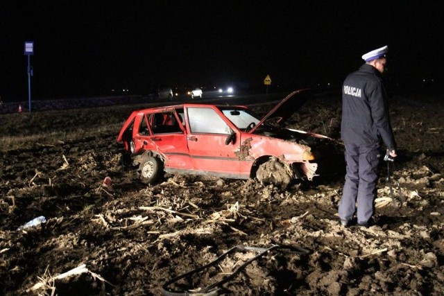 Kierująca, około czterdziestoletnia kobieta, która prowadziła osobowego fiata uno, nie ustąpiła pierwszeństwa przejazdu pojazdowi jadącemu drogą nr 346. Na skutek zderzenia, jej samochód wypadł z szosy na grząskie pole, a ona sama wyleciała przez przednią szybę na odległość około 10 metrów.