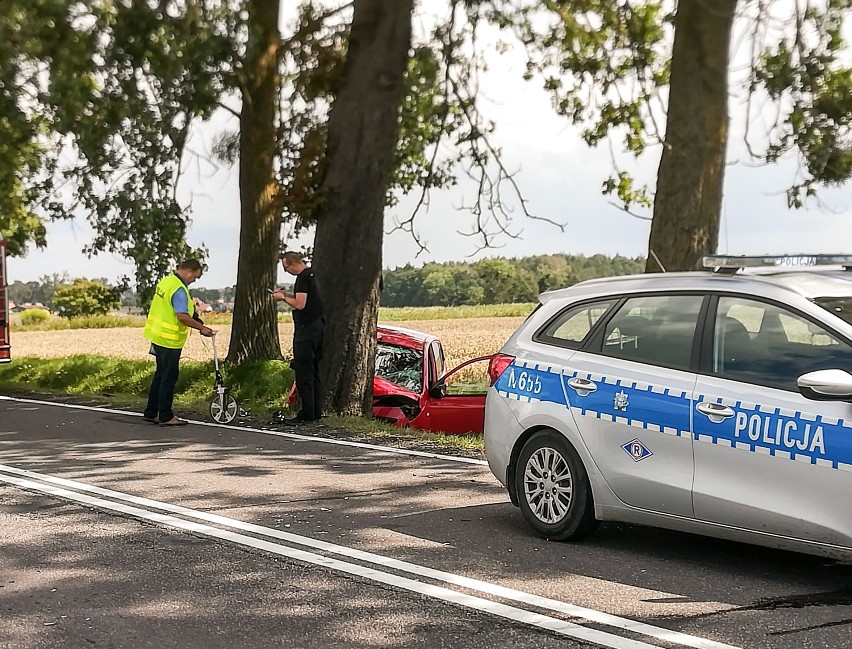 Wypadek w Tychnowach. 81-letni kierowca uderzył w drzewo, ciężko ranny trafił do szpitala [ZDJĘCIA]