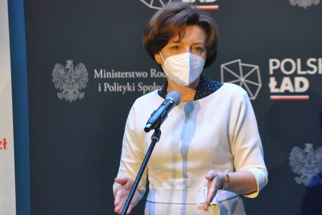 KOŚCIAN. Marlena Maląg, minister rodziny i polityki społecznej wręczała szefom samorządów promesy na inwestycje z Polskiego Ładu