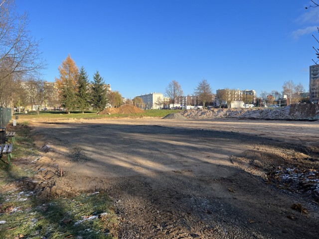 Przebudowa boiska na Zabobrzu jest realizowana w ramach Jeleniogórskiego Budżetu Obywatelskiego na rok 2022.