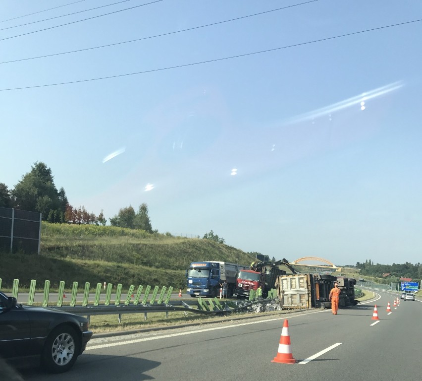 Na autostradzie A1 wywróciła się ciężarówka ze złomem