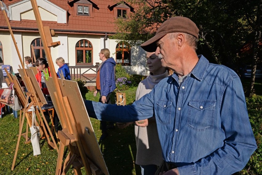 Plener malarski w Joachimowie Mogiłach poprowadził Zbigniew...