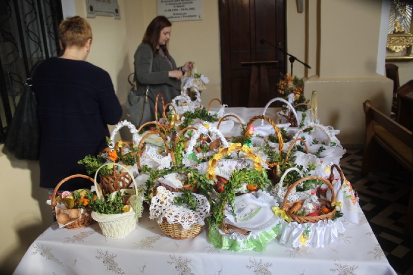 Wielka Sobota 2019. Święcenie pokarmów w Radziejowie [zdjęcia]