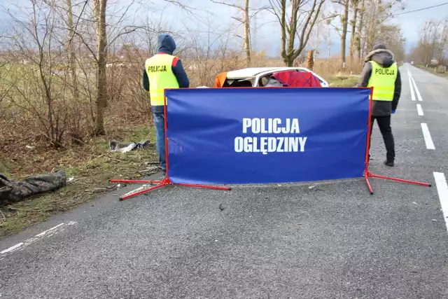 Aktualizacja:
Autami podróżowały 4 osoby. Pasażerka opla zginęła na miejscu. Pasażerka skody z obrażeniami ciała została  zabrana do szpitala. 

Aktualizacja:
Jedno z aut jest teraz  w rowie. Drugie stoi na granicy jezdni i pobocza. Oba samochody mają uszkodzone przody. Policjanci ustalają przyczyny wypadku.
-&nbsp;Droga jest zablokowana i policjanci kierują ruchem. Są objazdy - informuje Sylwester Suchomski z policji w Tucholi. -  Na drodze 240 koło Żalna zderzyły się dwa auta. 

Policjanci z Tucholi proszą świadków tego wydarzenia o kontakt z komendą.


Info z Polski - przegląd najciekawszych informacji z kraju [7.12.2017]



DOŁĄCZ DO NAS NA FACEBOOKU

Moja Tuchola
