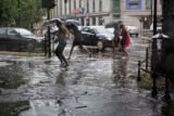 Uwaga! Nad Małopolskę nadciągają intensywne opady i burze! Gwałtownie mogą przybierać rzeki