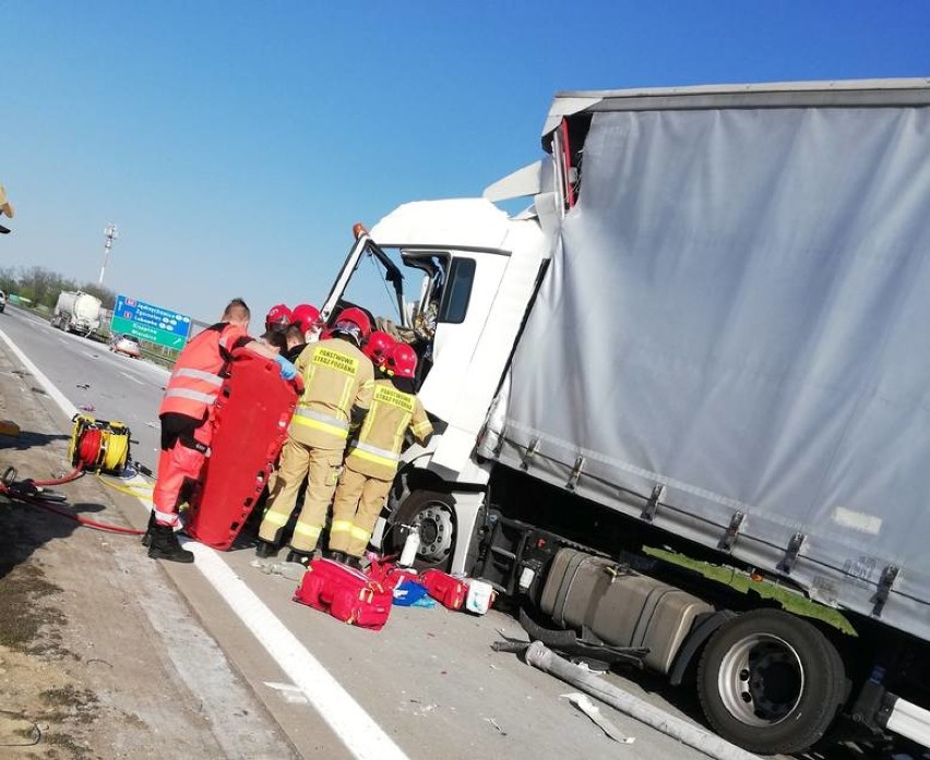 AKTUALIZACJA. Dwie ciężarówki zderzyły się na autostradzie A4. Jedna osoba nie żyje. Droga jest zablokowana (ZDJĘCIA)